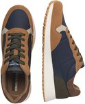 Zijaanzicht van een paar donkerblauwe sneakers met suède bruine, beige en groene panelen. Groene veters.
