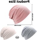 Set van 3 beanies: roze, beige en grijs, met afmetingen 27x25cm.