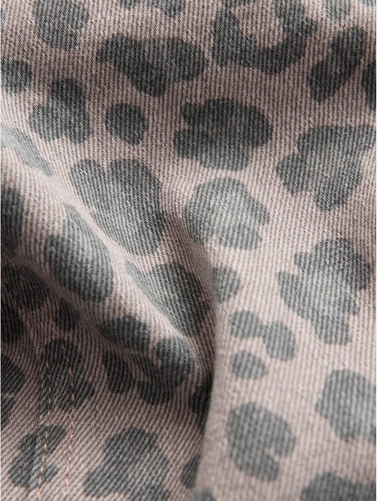 Close-up van taupekleurige denim met een grijs luipaardpatroon.