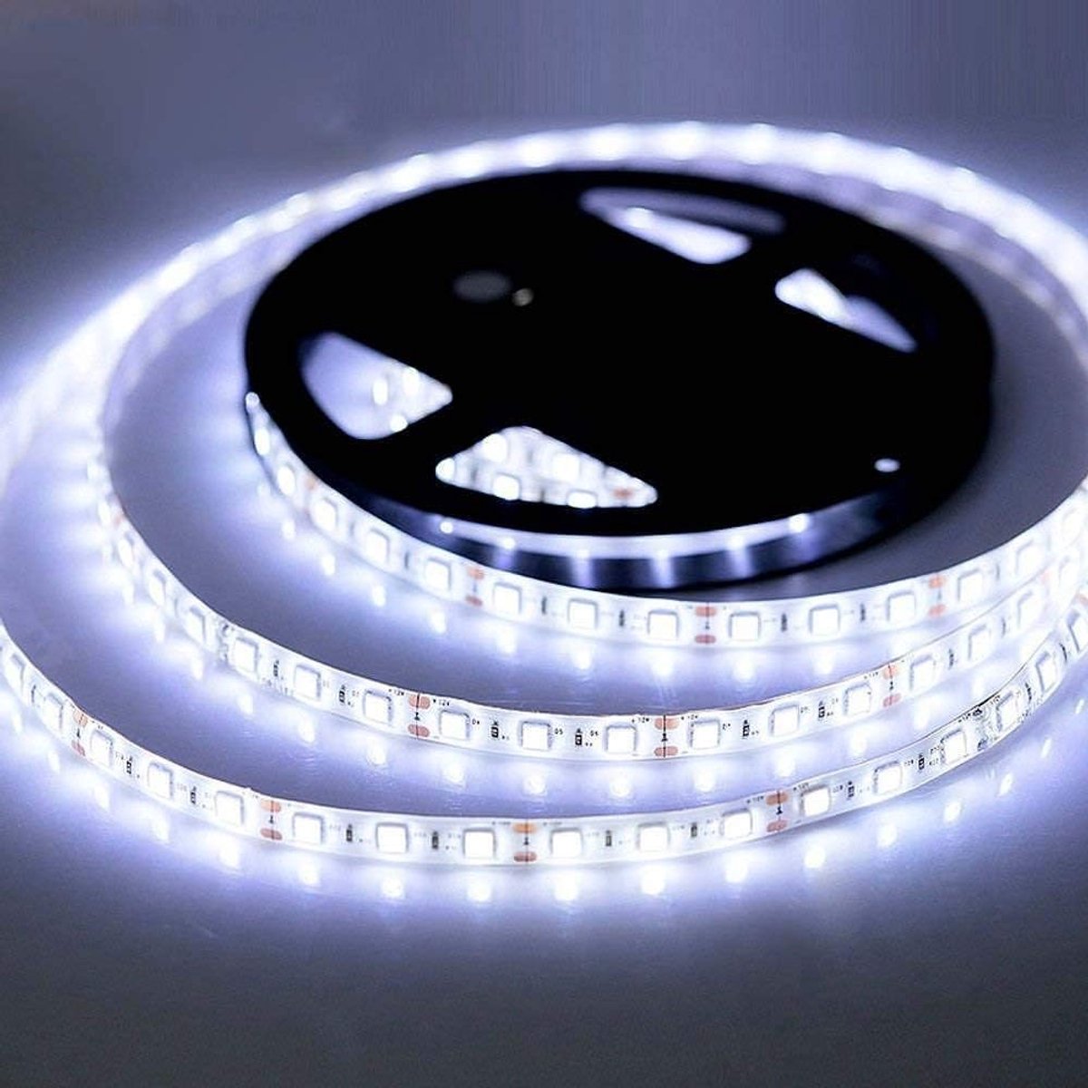 SnelShoppen - LED Strip Light Koel Wit 5M 300LEDs IP65 Waterproof Flexibele en Snijdbare LED Strip voor Keuken, Slaapkamer, Buiten en Decoratie