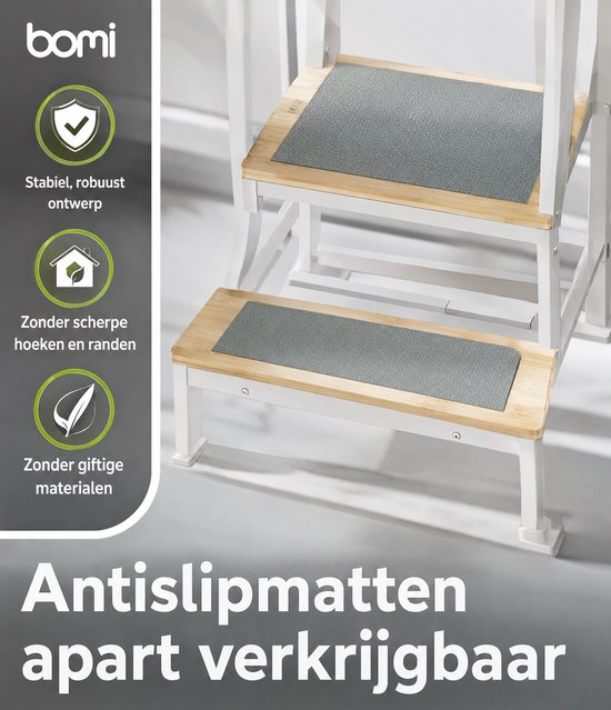 Witte leertoren met houten treden, voorzien van grijze antislippads. Opdruk 'Antislippaden apart verkrijgbaar'.