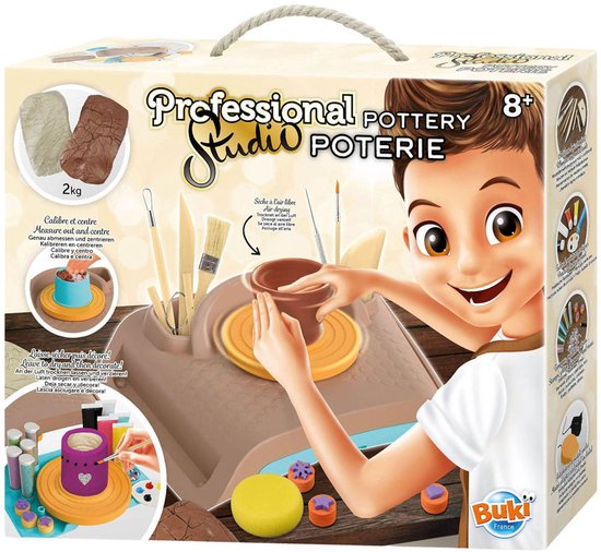 Doos van de pottenbakkersstudio met jongen en illustraties van inhoud.