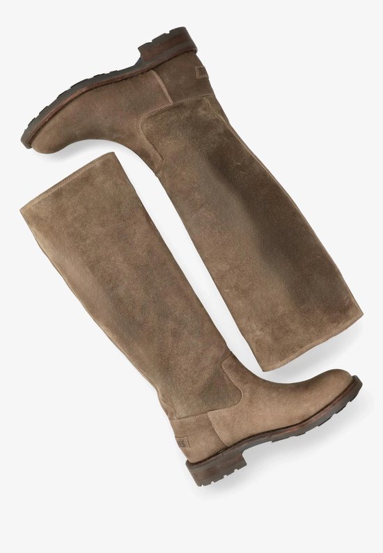 Een paar taupe suède laarzen, tot over de knie, met een lage hak en rubberen zool.