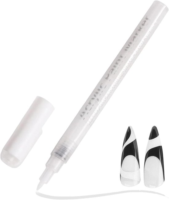 Witte acrylverf marker voor nail art, met dop en twee lange, puntige kunstnagels met zwart-witte patronen.