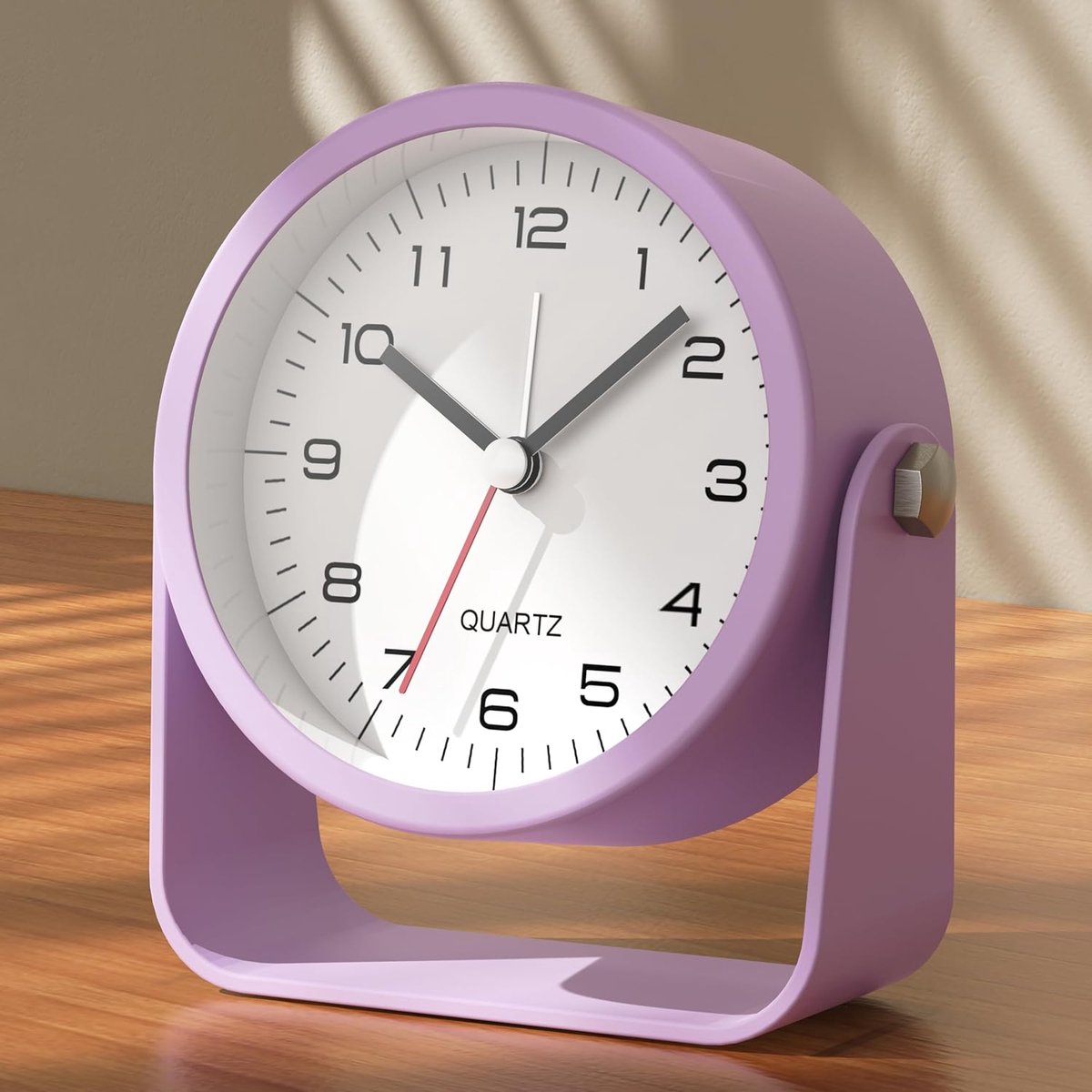 SnelShoppen - Kleine Analoge Alarm Klok 9 cm, Batterij Aangedreven, Multifunctionele Tafelklok met Licht, Verstelbare Hoek voor Bed, Kantoor, Reizen e