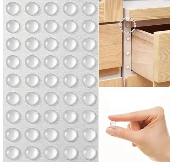 Een vel met 50 transparante, ronde, zelfklevende siliconen bumpers. Een detailfoto toont de bumpers op een lade en een hand die er één vasthoudt.
