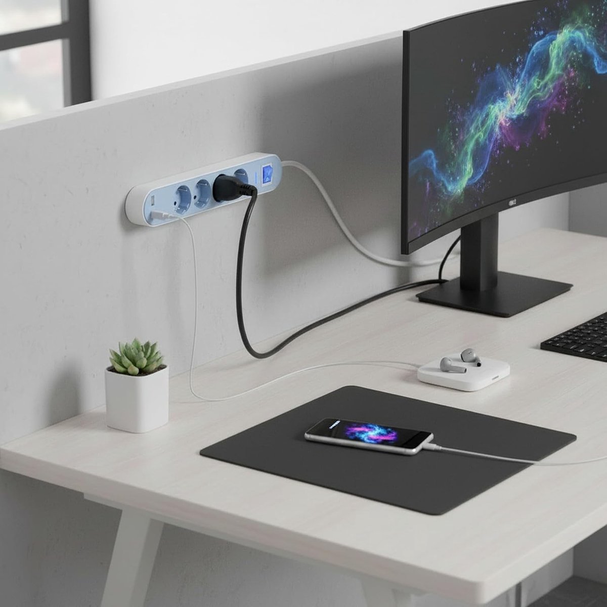 SnelShoppen - 4-voudige Stekkerdoos met Platte Stekker en USB | TÜV-gecertificeerd Meervoudig Stopcontact met 1,5 m Kabel, Wandmontage voor Thuis en K