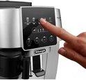 Vinger drukt op het touch screen van de De'Longhi Magnifica Start. Iconen: Latte Macchiato, Cappuccino, Espresso, Heet water.