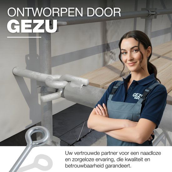 Jonge vrouw met gekruiste armen, draagt een donkerblauw poloshirt en grijze overall. "Ontworpen door GeZu"