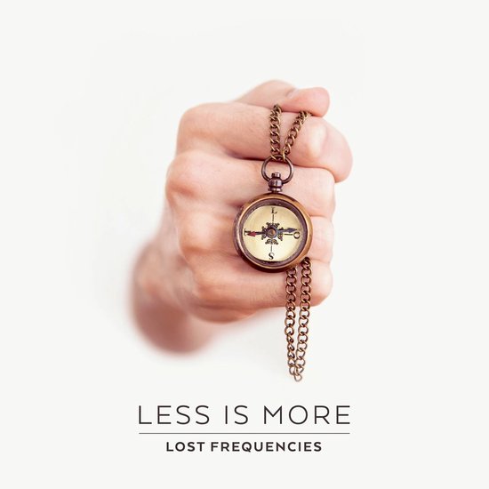 Hand met een antieke kompas aan een ketting. Tekst: LESS IS MORE, LOST FREQUENCIES.
