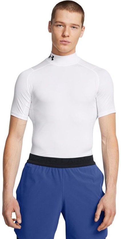 Man met witte Under Armour korte mouw mock neck shirt, voorzijde zichtbaar.
