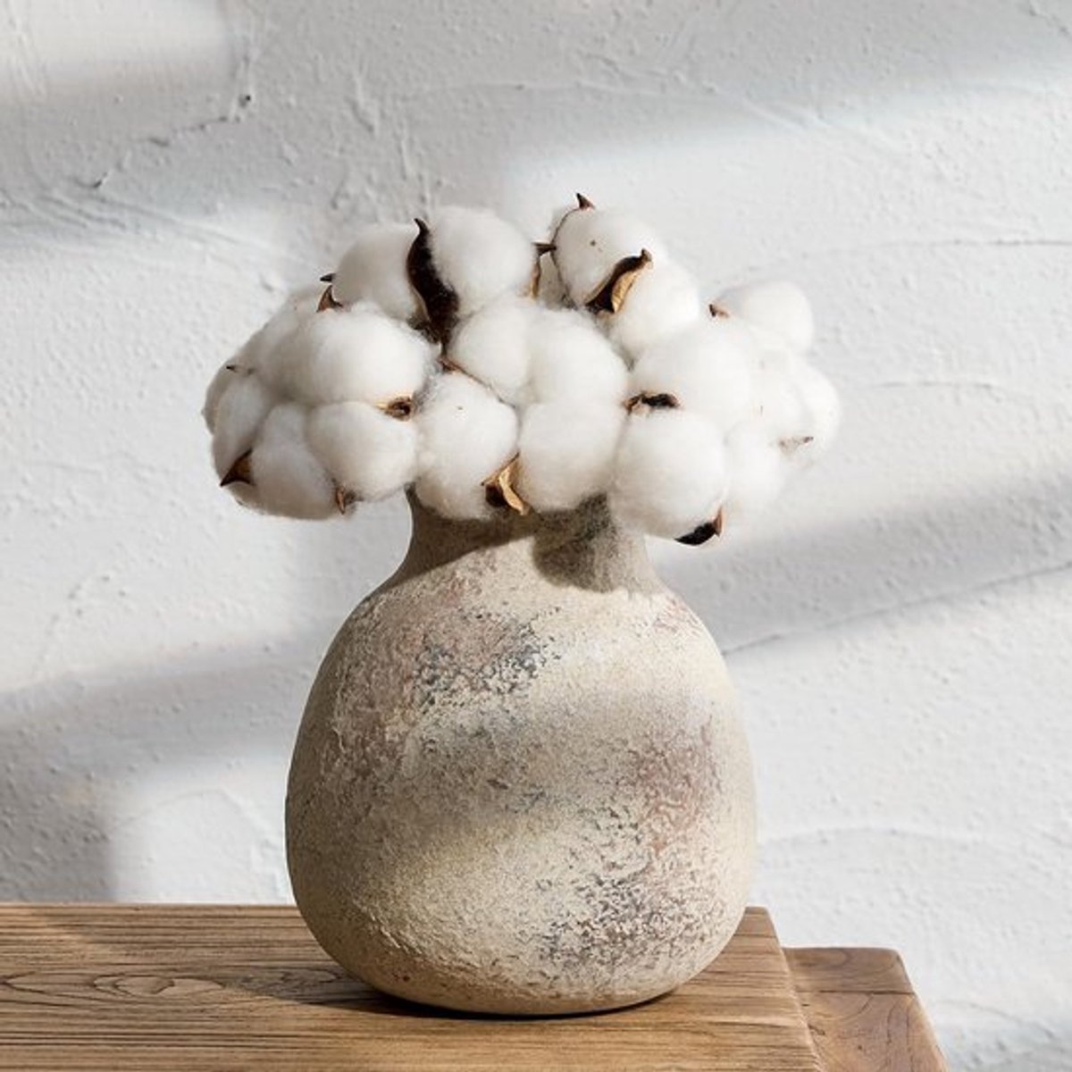 Rustieke Bloemenvase van Keramiek, 15 cm Schattige Boho Stijl voor Woondecoratie, Terracotta Vaasje voor Woonkamer, Tafel en Plank, Natuurlijke Bruine Kleur