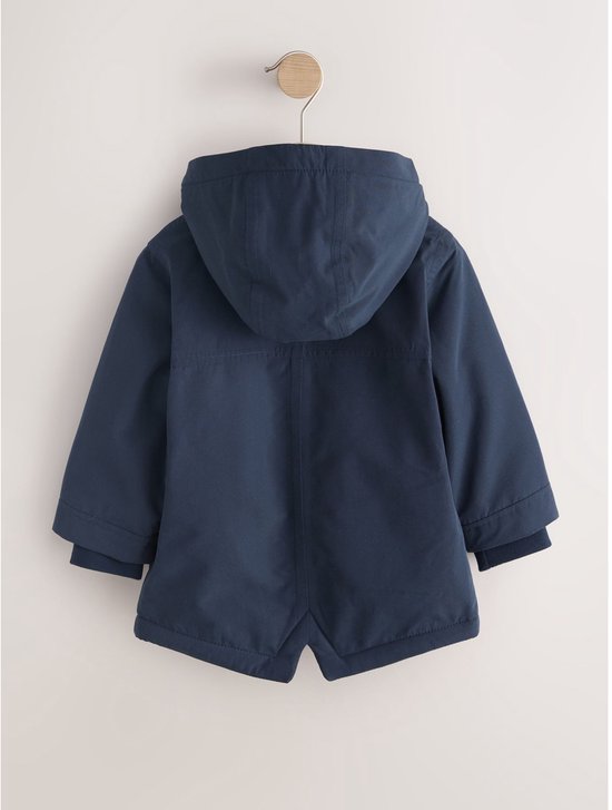 Donkerblauwe parka met capuchon, achterkant zichtbaar. Gemaakt van waterdicht materiaal.