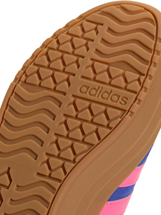 Onderkant van een blauw met roze Adidas sneaker met een bruine zool en Adidas logo.