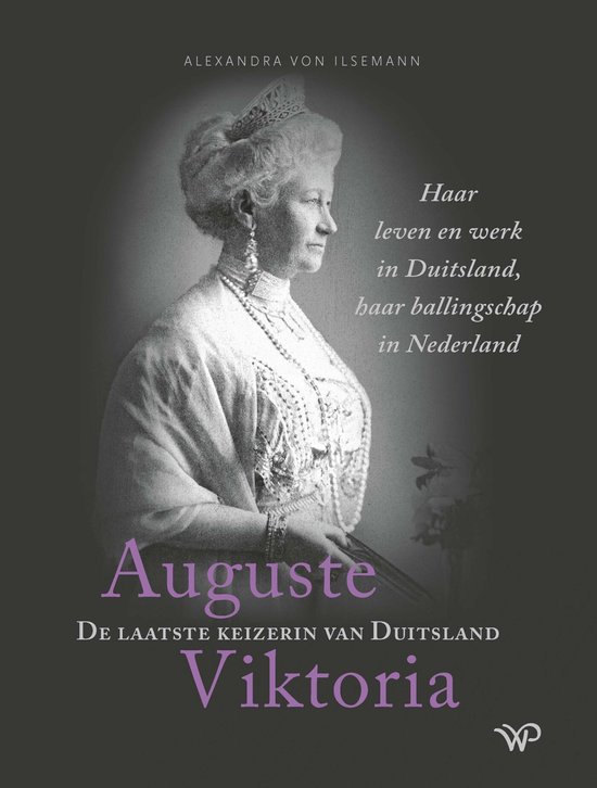 Portret van Auguste Viktoria, de laatste keizerin van Duitsland. Ze draagt een rijkelijk versierd juwelen en een witte jurk.