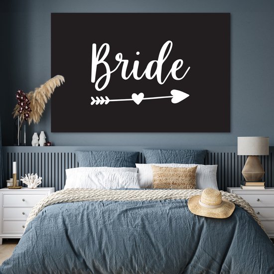 Poster 180x120 cm - Pijl door een hart met het woord "bride" op een zwarte achtergrond - Posters - Kamer decoratie - Wanddecoratie woonkamer - Muurdecoratie slaapkamer XXL