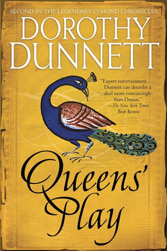 Un paon bleu à queue ornementale se tient sur la couverture jaune du livre Queens' Play de Dorothy Dunnett.