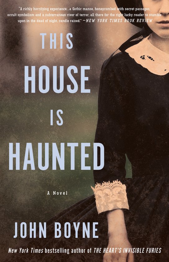 Boekcover met de tekst: 'THIS HOUSE IS HAUNTED' en een vrouw in historisch kostuum.