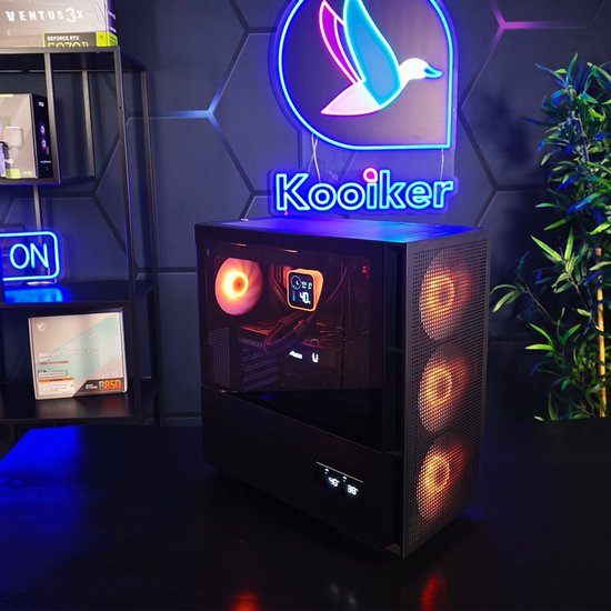 Zwarte computerkast met glazen zijkant, verlichte oranje ventilatoren, neon verlichting en planten.