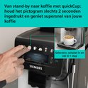 Hand drukt op touchdisplay van Siemens volautomaat espressomachine, met inset van koffiezetproces.