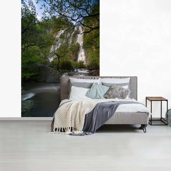 Behang - Fotobehang Een mooi overzicht van de grote waterval in het Klong Lan National Park - Breedte 180 cm x hoogte 280 cm