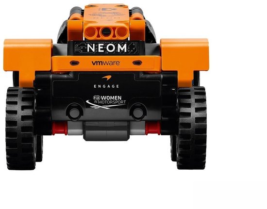 Achterkant van een oranje en zwarte LEGO Technic NEOM McLaren Extreme E raceauto met "NEOM", "vmware" en "FIA WOMEN IN MOTORSPORT" logo's.
