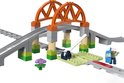 Gedetailleerd LEGO Duplo treinbaan met oranje brug, overweg, bloem en mannetje met portofoon.
