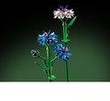 LEGO korenbloemen met blauwe en paarse bloemblaadjes en witte bloemen met paarse accenten.