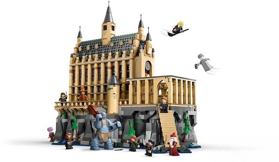 Château LEGO Harry Potter Poudlard avec la Grande Salle, personnages, trolls et balais volants.