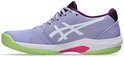 Paarse padelschoenen met witte ASICS-strepen, roze middenzooldetail en groene buitenzool.