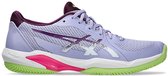 Paarse padelschoenen met witte ASICS-strepen, roze accenten en groene buitenzool.