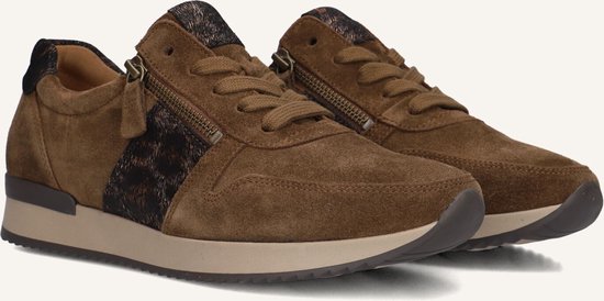 Bruine suède sneakers met dierenprint en ritssluiting, van voren gezien.