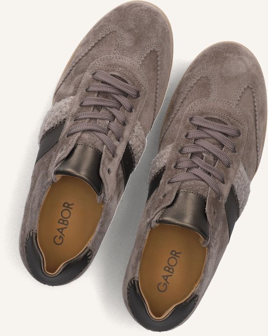 Bovenaanzicht van grijze suède Gabor sneakers met bruine zool, veters en geborduurde details.