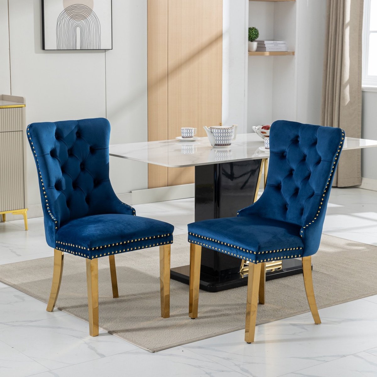 MEUNIQ blauwe fluwelen eetkamerstoel set van 2 met hoge rugleuning, gecapitonneerde zitting, goudkleurige poten en klassieke uitstraling