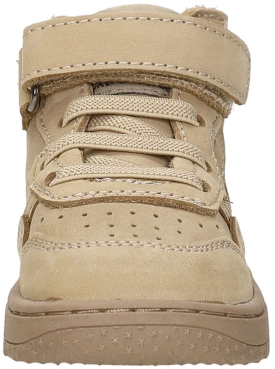 Vooraanzicht van een taupe suède mid-top sneaker met klittenbandsluiting en veters.