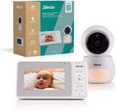 Alecto babyfoon met camera. Het scherm toont een baby en de camera heeft een nachtlampje. De verpakking toont specificaties.