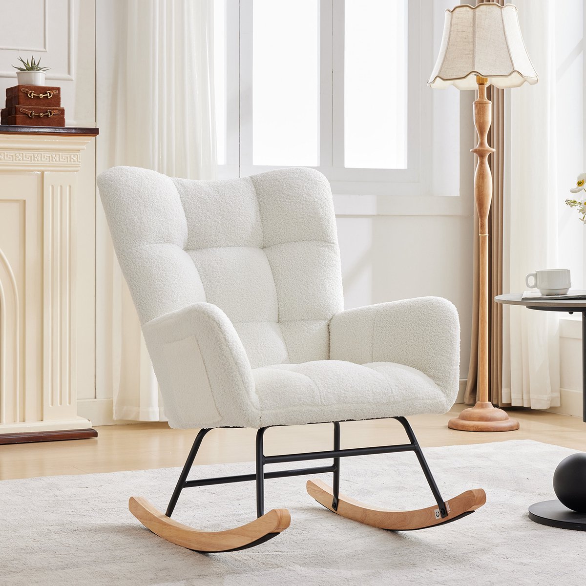 Triumpunpre Schommelstoel met Zacht Imitatie Schapenvacht - Gepolsterde Relaxstoel met Armleuningen - Stevig Houten Frame & Stalen Constructie - Schaukelsessel tot 120 kg Belastbaar - voor Woonkamer, Slaapkamer, Babykamer - Beige
