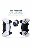 Twee witte PS5 controllers met een zwarte mini powerbank met blauwe lijnen ertussen. De powerbank toont '88'.