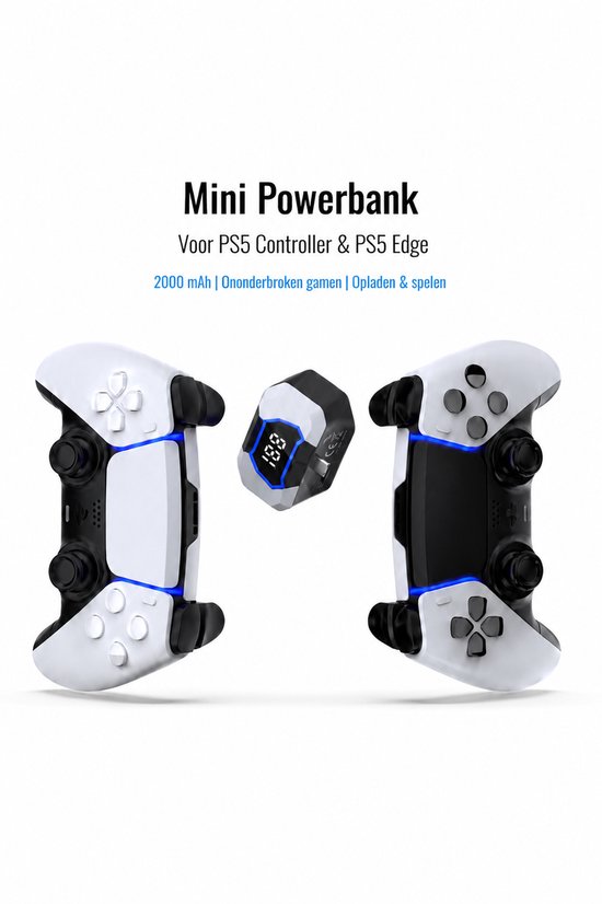 Twee witte PS5 controllers met een zwarte mini powerbank met blauwe lijnen ertussen. De powerbank toont '88'.