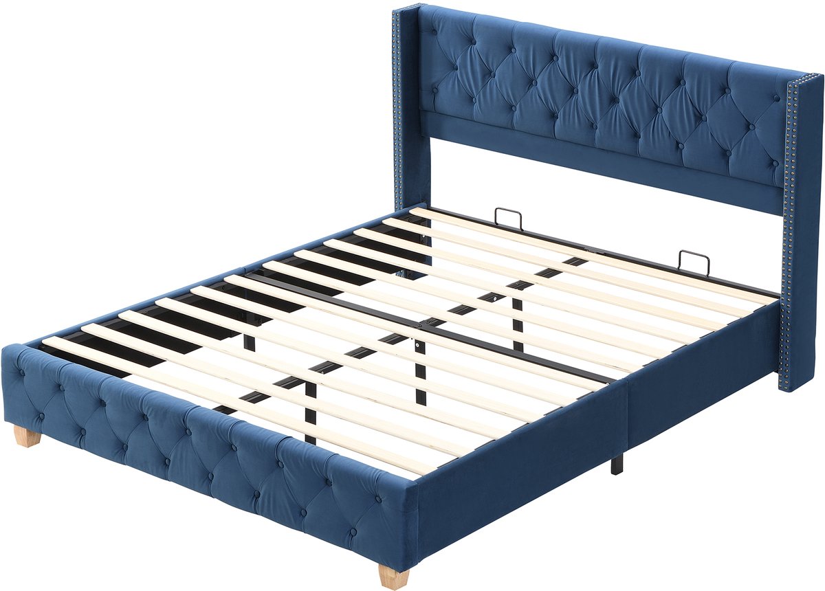 Gestoffeerd bed van 160 x 200 cm, met lattenbodem en hoofdbord, bekleed met knopen en siernagels, houten poten, fluwelen stof, blauw.
