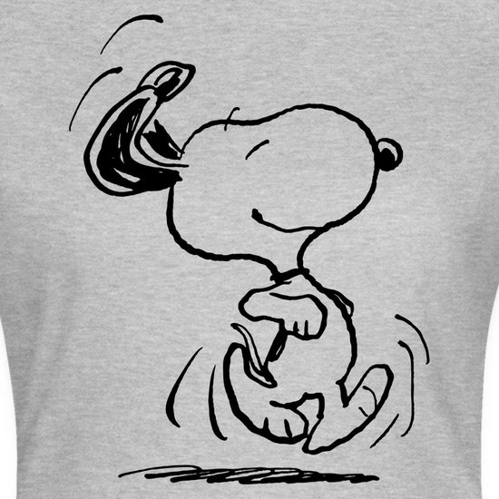 Close-up van een zwart-witte tekening van de hond Snoopy die springt, op een grijs T-shirt.