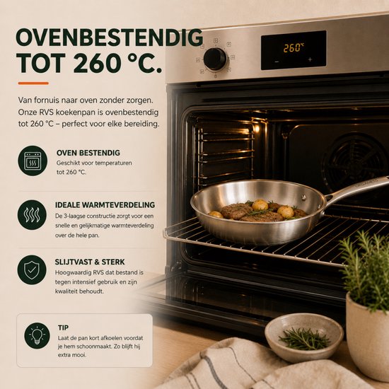 Roestvrijstalen koekenpan met vlees en aardappelen in een oven.