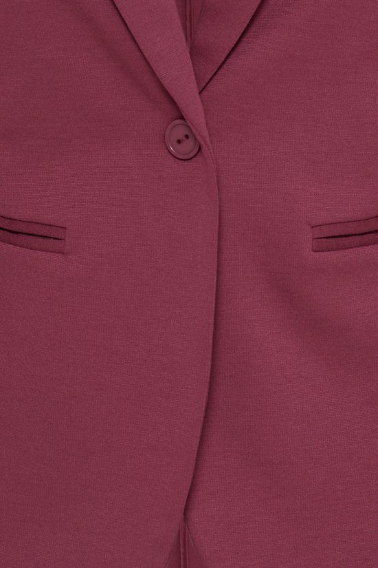 Close-up van een bordeauxrode blazer met één knoopsluiting en twee paspelzakken.