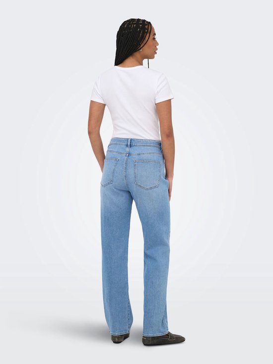 Model met een witte top en lichtblauwe mom fit jeans met rechte pijpen, achterkant.