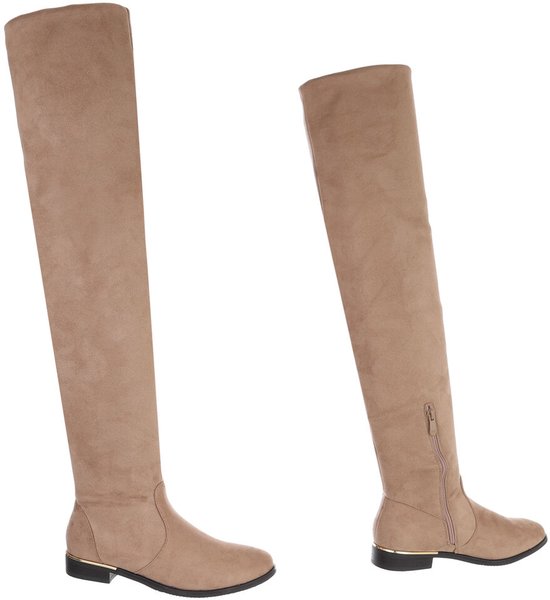 Beige suède over-the-knee laarzen met ritssluiting en gouden accenten.