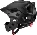 Zwarte helm met afneembare kinband en rode verstelknop. Van opzij gezien met kinband en gesp.