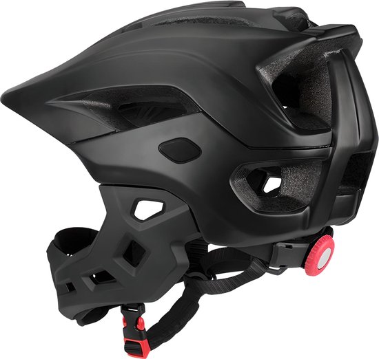Zwarte helm met afneembare kinband en rode verstelknop. Van opzij gezien met kinband en gesp.