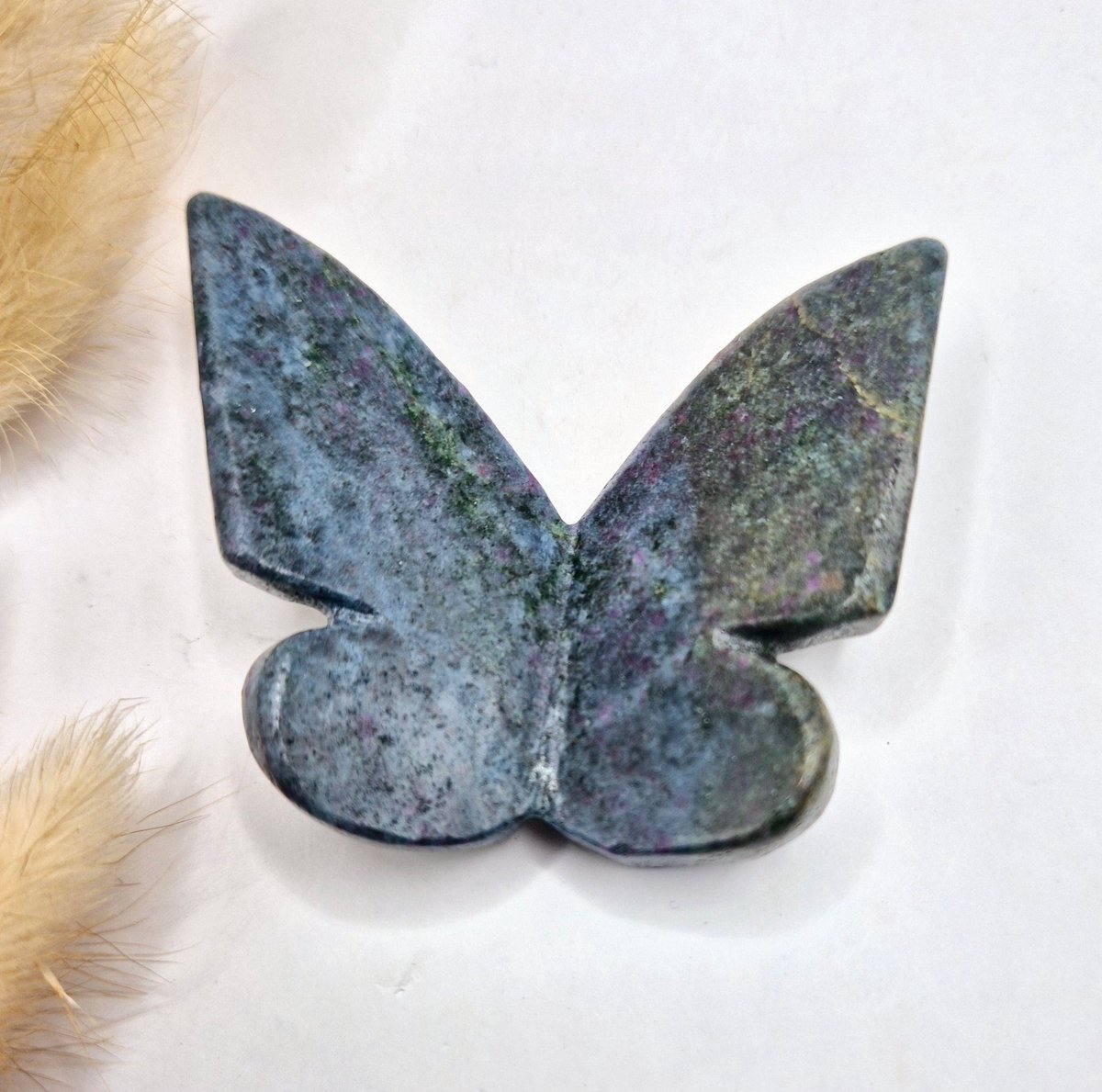 Edelsteen Vlinder 6x5 cm – Ruby in Fuchsite (UV reactief)
