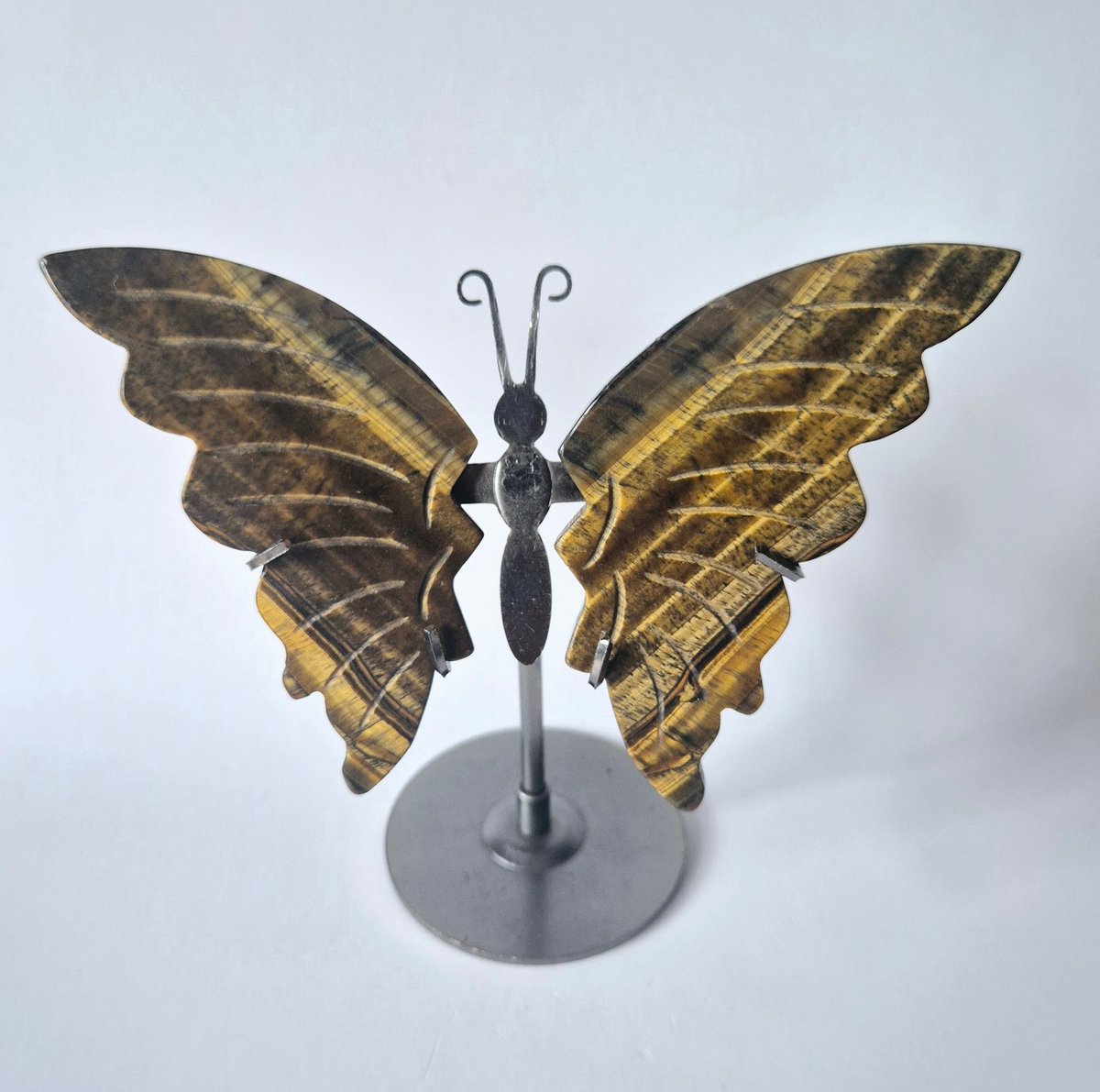 Tijgeroog Vlinder op Standaard – Handgesneden Edelsteen Sculptuur 12–14 cm