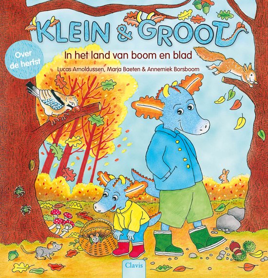 Boekcover met de titel 'Klein & Groot'. Twee blauwe draken, een grote en een kleine, lopen in een herfstbos. De grote draak draagt een blauw shirt, groene korte broek en groene laarzen. De kleine draak draagt een gele jas, rode laarsjes en een mandje met een muis.